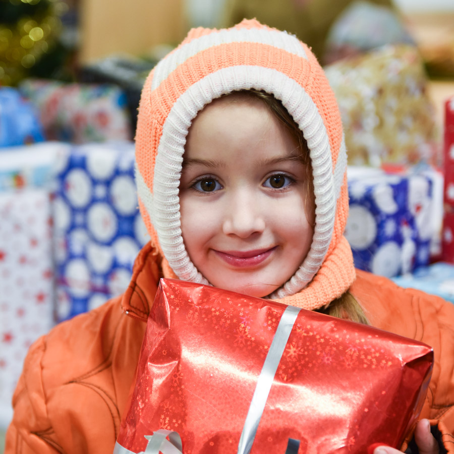 Leuchtende Kinderaugen bei der Geschenkeübergabe.