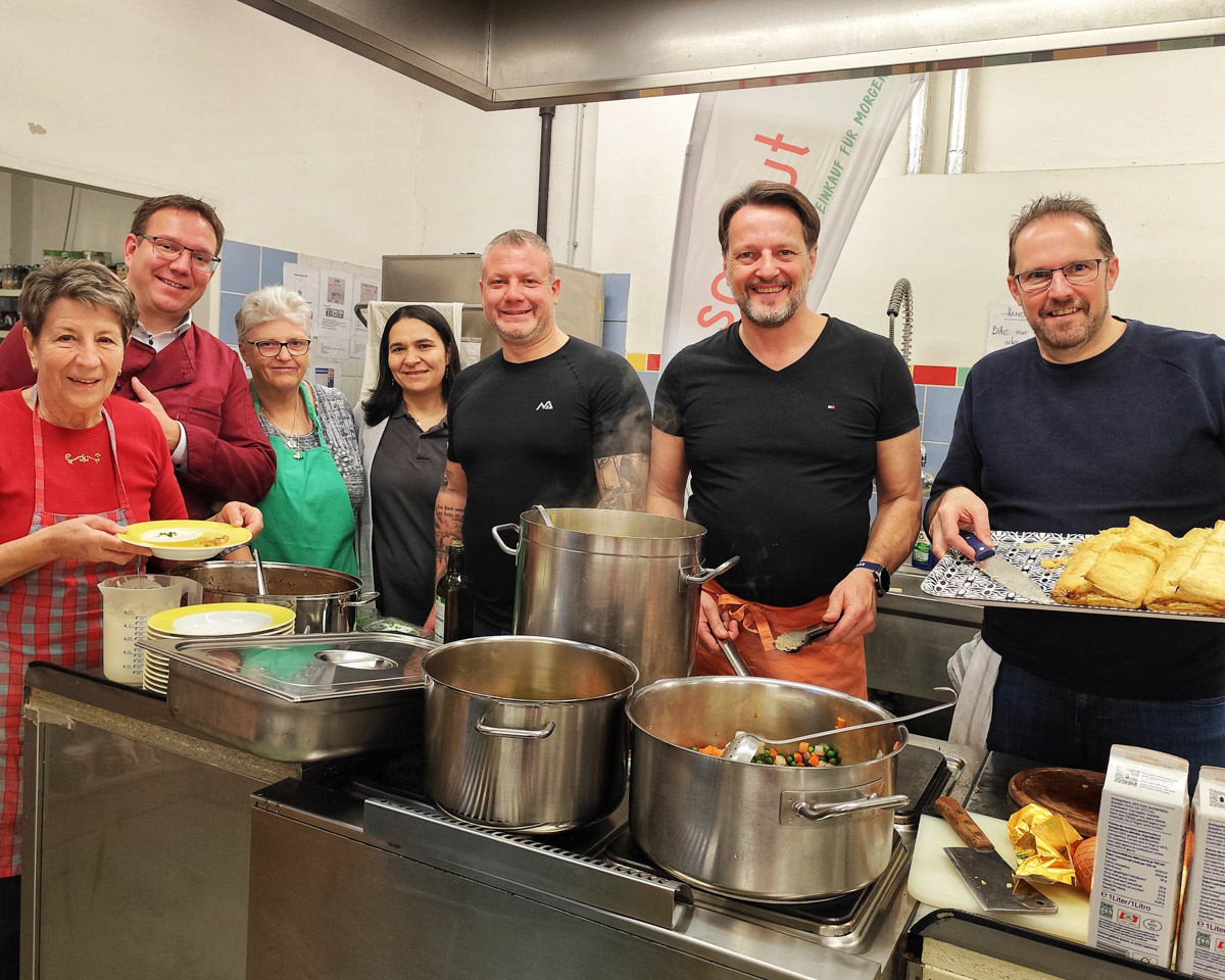 Die Stadtpolitik Amsteten kocht im soogut Sozialmarkt: Bürgermeister Christian HAberhauer, Vizebürgermeister Gerhard Riegler, Vizebürgermeister Dominic Hörlezeder, Vizebürgermeister Markus Brandstetter