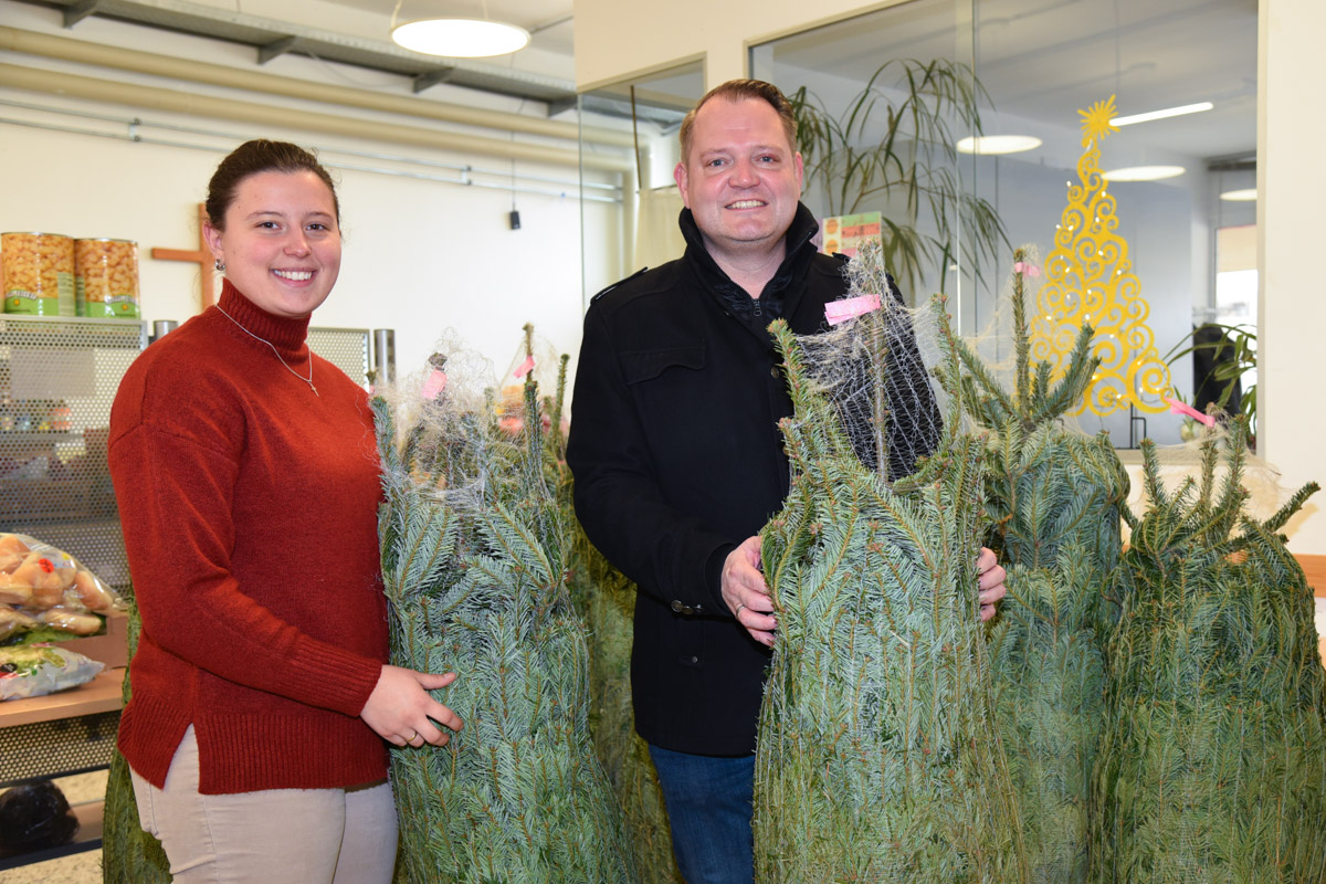 Bürgermeister Christoph Samwald bei der Übergabe der Weihnachtsbäume an die soogut Sozialmarkt Leiterin in Ternitz Rebekka Gäßler.