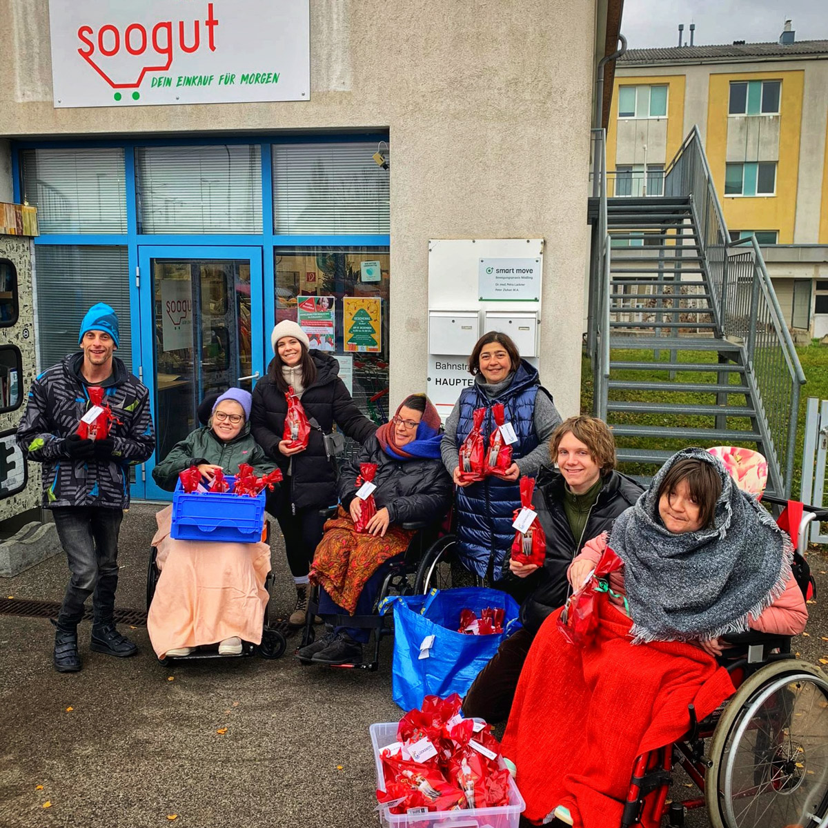 Die Klienten und Klientinnen der Tagesstruktur Media&More - Wir sind mehr haben für den Verein Glücksbote Nikolosackerl gefüllt und im soogut Sozialmarkt in Mödling verteilt.