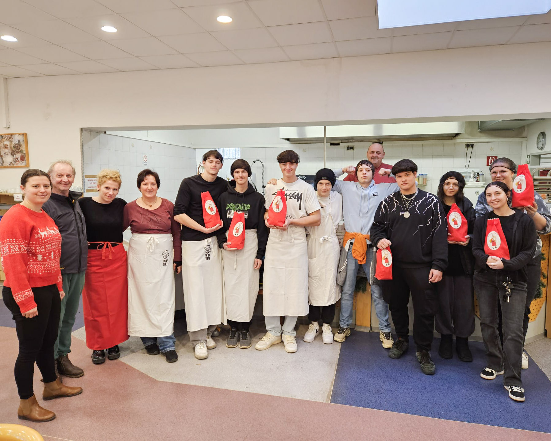 Die Jugendlichen des Sozialen Wohnhauses Neunkirchen haben für die Gäste des soogut Sozialmarktes ein 3-Gänge Menü gezaubert. Ebenso mit dabei waren herzhaft gefüllte Nikolosackerl.