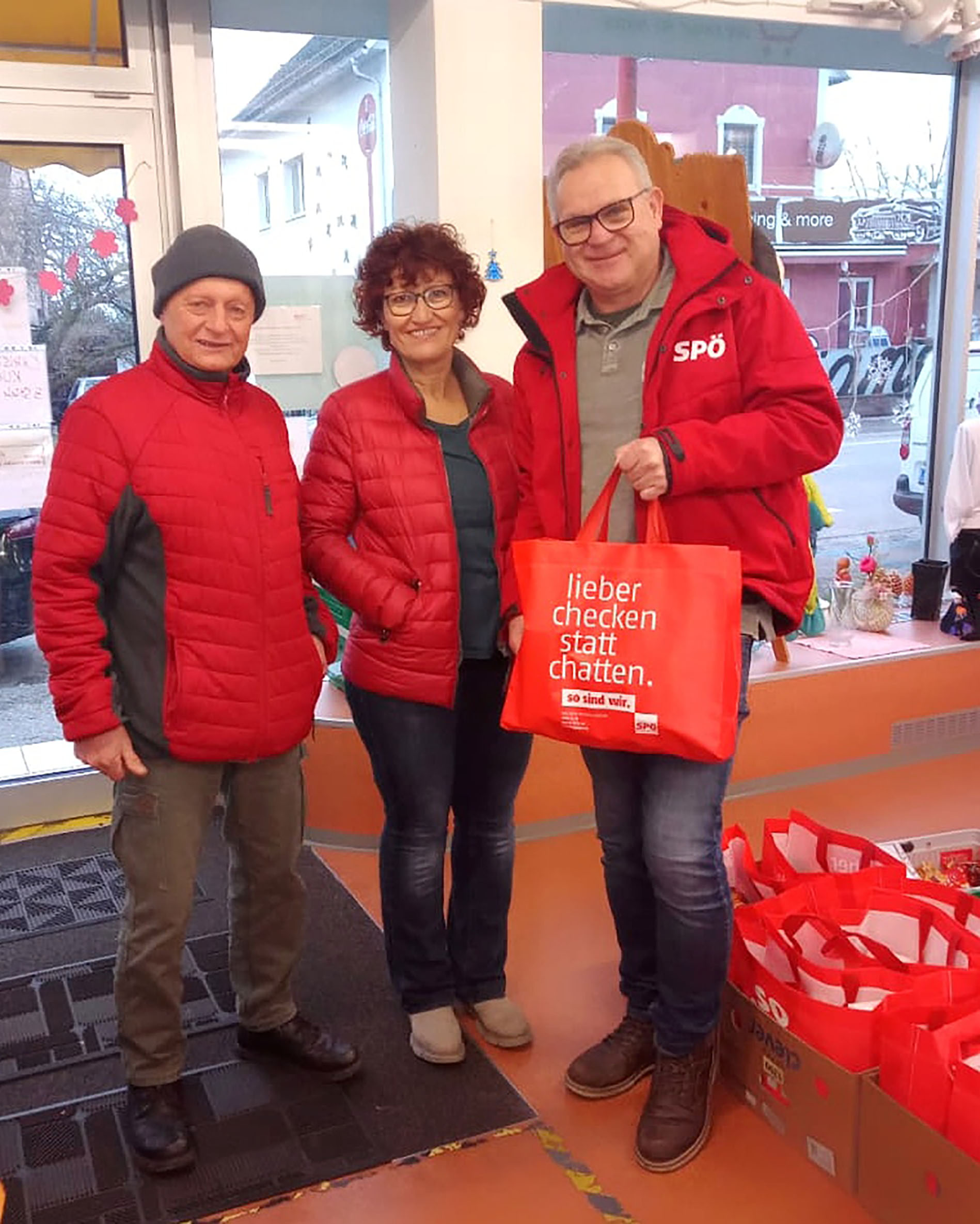 Die SPÖ Ernsthofen übergibt mit Lebensmitteln gepackte Einkaufstaschen an die Kunden und Kundinnen im soogut Sozialmarkt in St. Valentin.