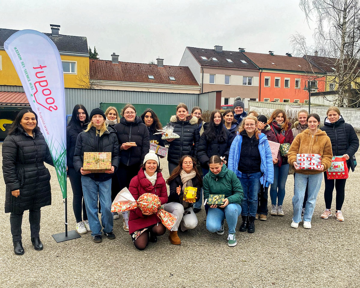 Schüler und Schülerinnen der Wirtschaftsschulen Amstetten überbrachten dem soogut Sozialmarkt in Amstetten Weihnachtsgeschenke für die Christkind-Aktion.