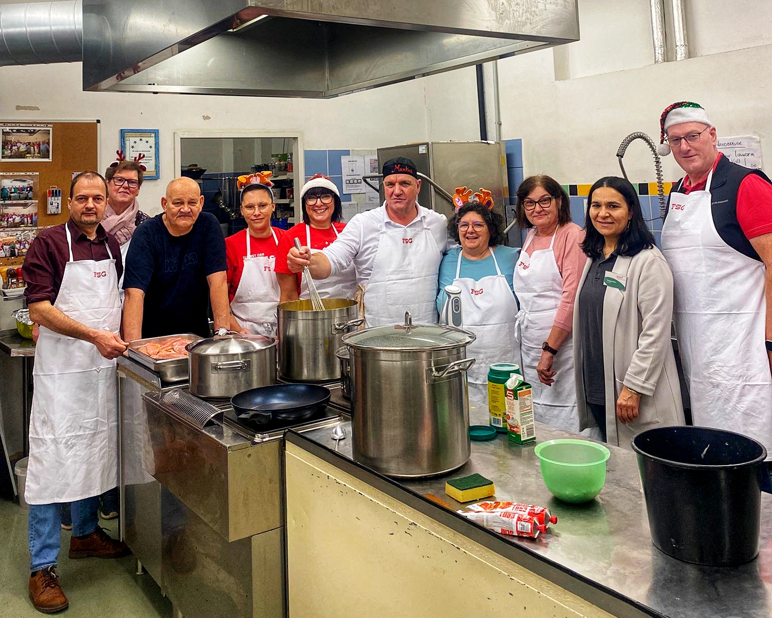 Das Team der FSG Mostviertel/Eisenstraße zauberte gemeinsam mit Arbeiterkammerpräsident Markus Wieser im soogut Sozialmarkt in Amstetten ein herzhaftes 3-Gänge Menü.