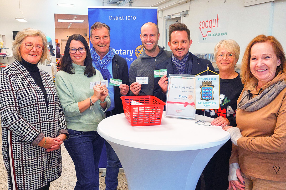 Der Rotary Club Neunkirchen mit Präsident Thomas Hudribusch hat an die Kunden und Kundinnen im soogut Sozialmarkt in Neunkirchen Gutscheine im Wert von 15 Euro für den Sozialmarkt verteilt.