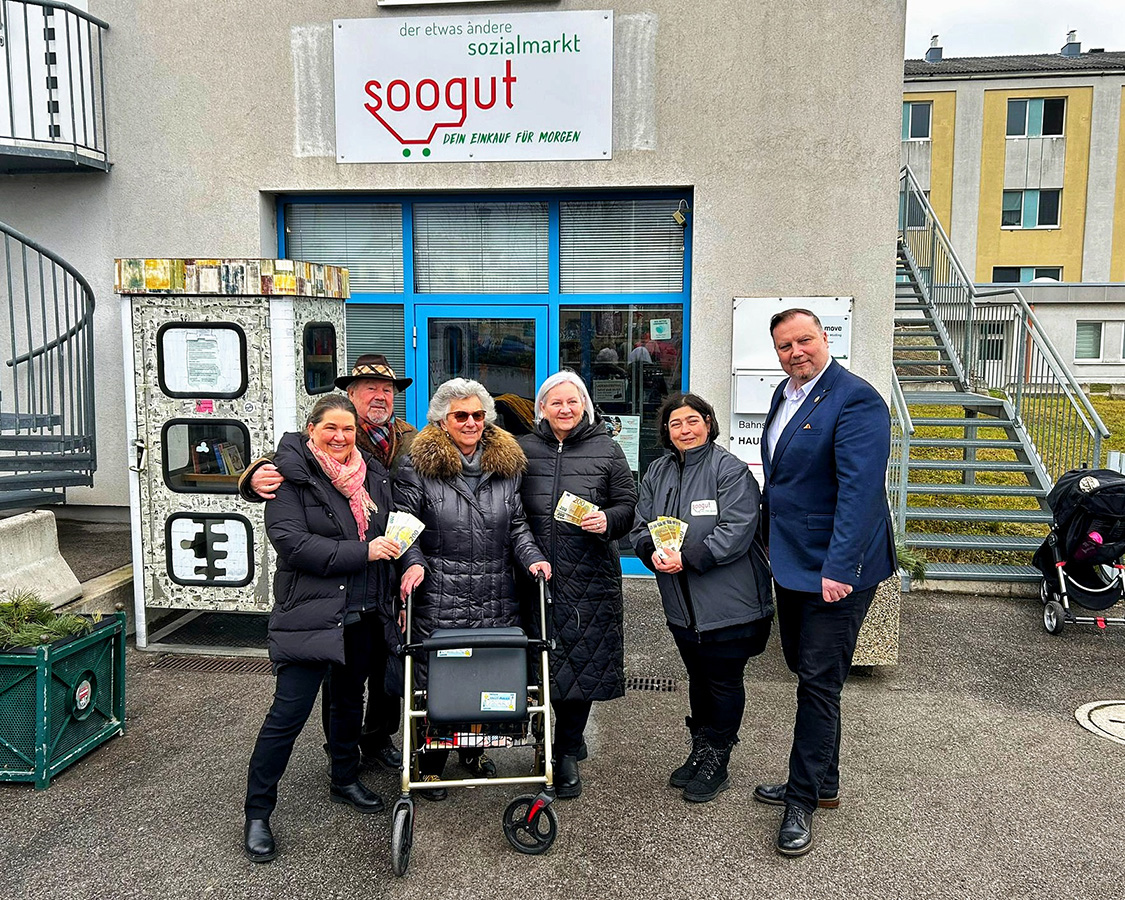 Spendenübergabe an den soogut Sozialmarkt Mödling. GR Eva Maier übergibt gemeinsam mit Bürgermeister Michael Danzinger einen Teil des Reinerlöses von Eva´s Adventmarkt.