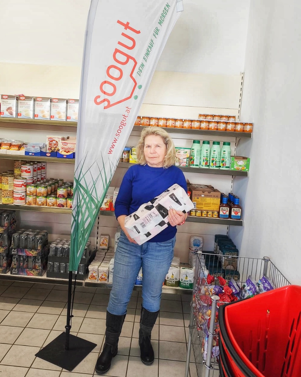 Die freiwillige Helferin aus Wattens hat eine Zuckerspende von 100 kg vom Lions Club Wattens übernommen.