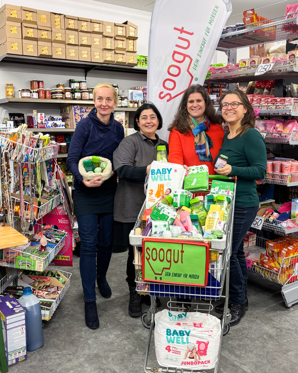 Die Grünen Mödling mit Stadrätin Anna Teichgräber, Stadträtin Teresa Voboril und Aktivistin Susanne Bauer-Rupprecht haben der soogut Sozialmarkt Marktleiterin Nazife Asik eine Spende im Wert von 300 Euro übergeben.