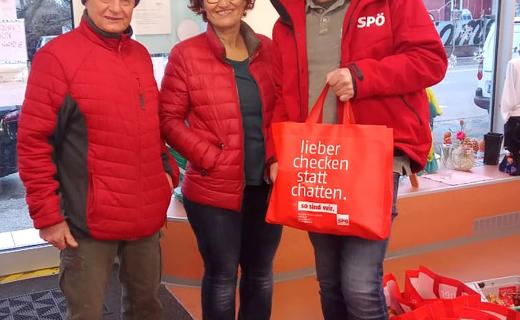 Die SPÖ Ernsthofen übergibt mit Lebensmitteln gepackte Einkaufstaschen an die Kunden und Kundinnen im soogut Sozialmarkt in St. Valentin.