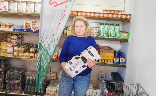 Die freiwillige Helferin aus Wattens hat eine Zuckerspende von 100 kg vom Lions Club Wattens übernommen.